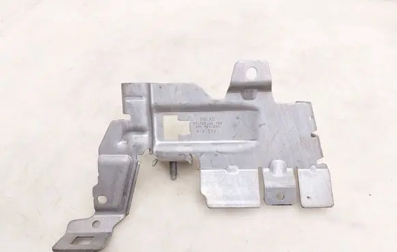 Volkswagen Tiguan Other engine bay part 5QS971844