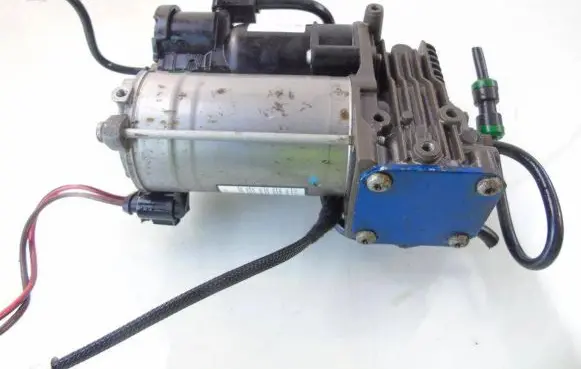Land Rover Discovery 3 - LR3 Air suspension compressor 12011227