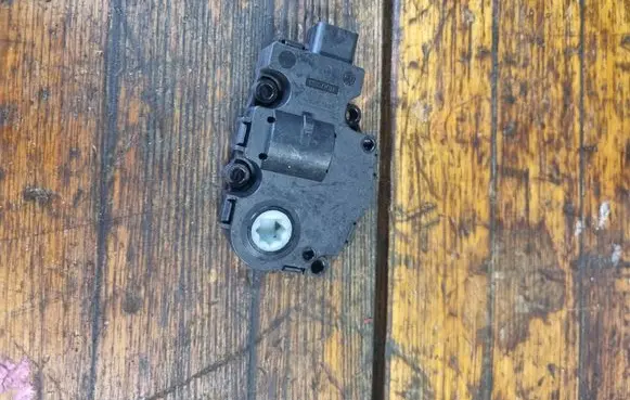 BMW 1 E81 E87 Air flap motor/actuator 410475520 6298389 1161120083
