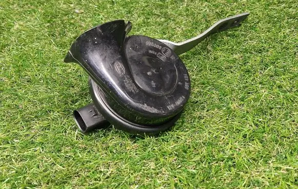 Audi A4 S4 B6 8E 8H Horn signal 8E0951221