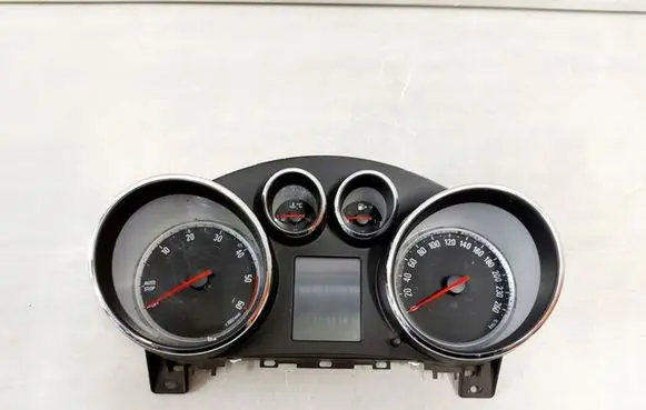 Opel Zafira C Speedometer (instrument cluster) 13374940