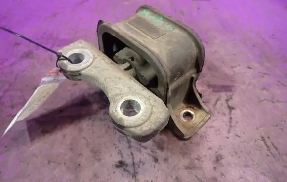 Opel Tigra B Engine mounting bracket 