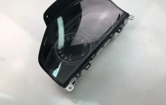 Volvo V70 Speedometer (instrument cluster) 31270899AA