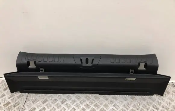 Trunk/boot sill cover protection