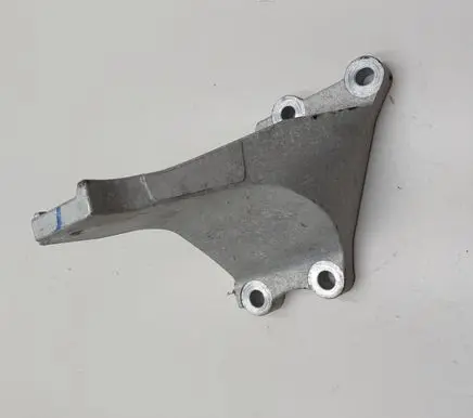 Nissan Leaf II (ZE1) Engine mounting bracket