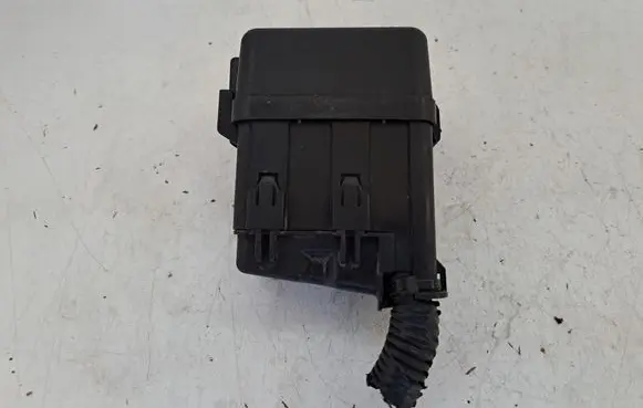 Toyota Avensis T270 Relay mounting block 8266212280