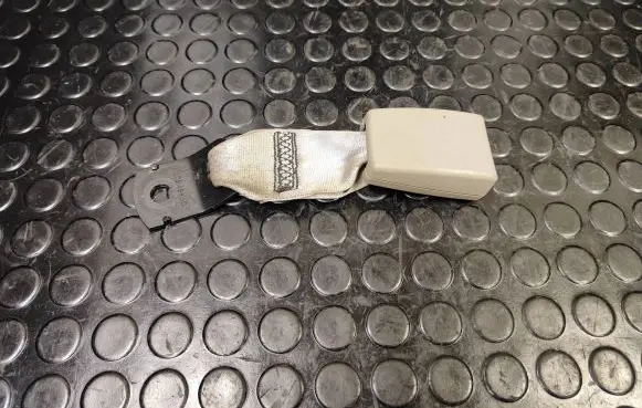 Nissan Leaf I (ZE0) Rear seatbelt buckle
