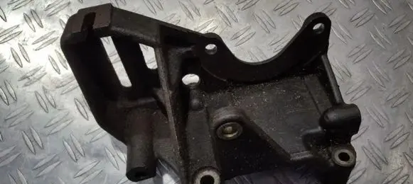 Mitsubishi Carisma Engine mounting bracket