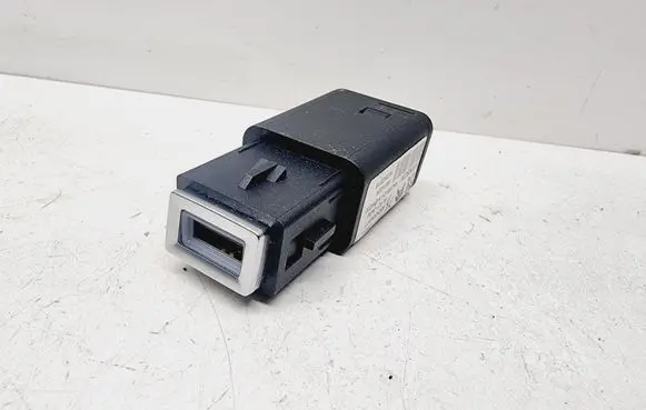 Citroen DS7 Crossback USB socket connector 98217039DX 9824334377