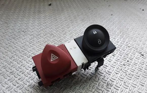 Renault Megane II Central locking switch button 8200095493 88040001
