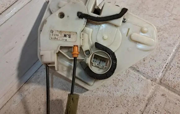Mazda 3 II Front door lock PLJ36LB
