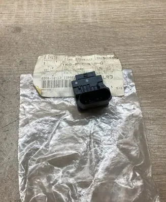 Volkswagen PASSAT B8 Clutch pedal sensor 1K0927810D