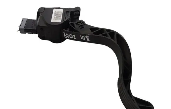 Accelerator throttle pedal