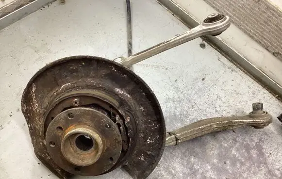 Rear wheel hub spindle/knuckle