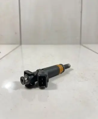 BMW 5 E60 E61 Fuel injector 3010B02830