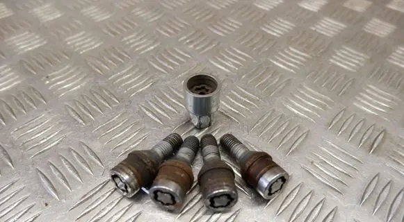 Nissan Qashqai Anti-theft wheel nuts and lock 