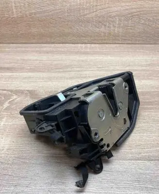 BMW 1 E81 E87 Front door lock 7154620 FRONTRIGHTSIDE