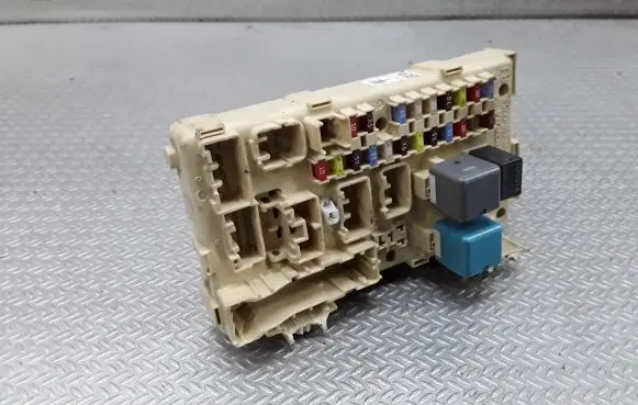 Toyota Avensis T250 Fuse module 82641CA010F