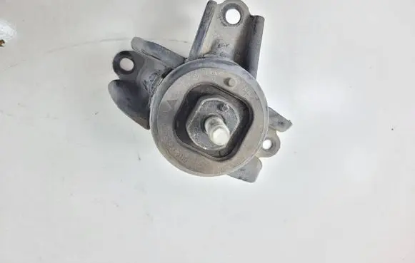 KIA Rio Engine mounting bracket