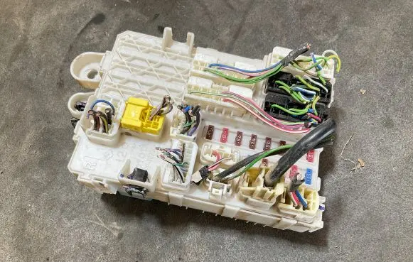 Toyota Hilux (AN10, AN20, AN30) Fuse module