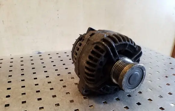 Volvo XC90 Generator/alternator 30667787 0124525060