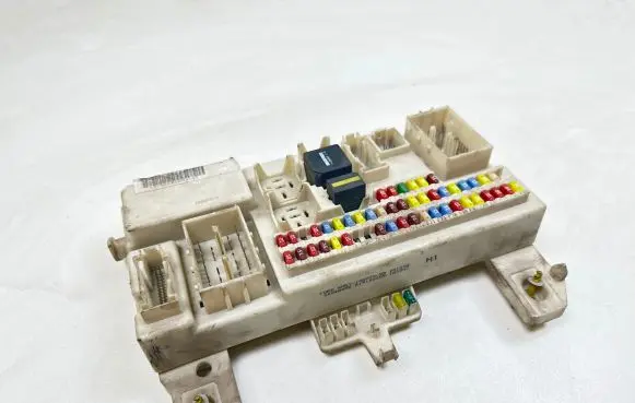 Ford Focus Fuse module 4M5T14014 4T76018