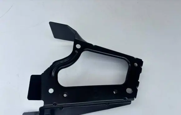 Volvo XC90 Fender mounting bracket 8625335