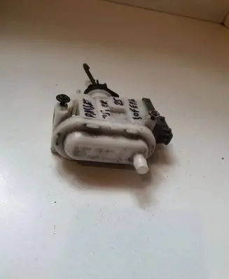 Volkswagen PASSAT B4 Central locking vacuum pump 3A0862153B