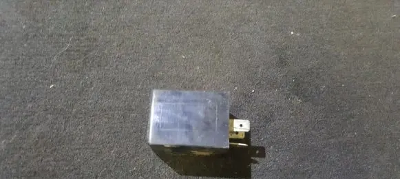 Volkswagen Golf III Other relay 111953227D 2-3084