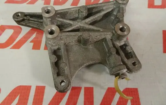 Suzuki Grand Vitara II Engine mounting bracket 55263024
