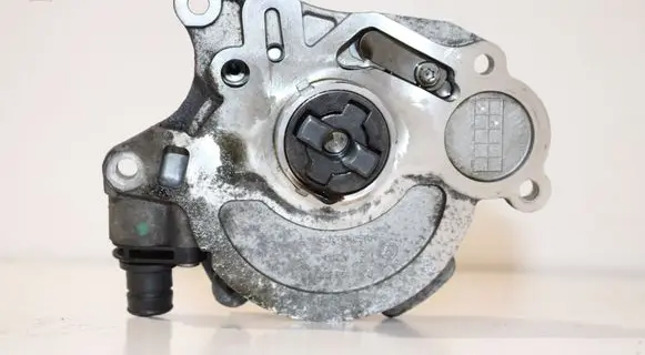 Volkswagen Golf VI Vacuum pump 03L100D 03L145207