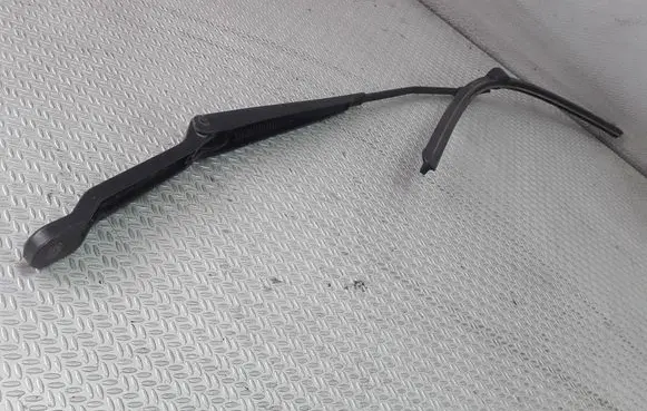 Front wiper blade arm