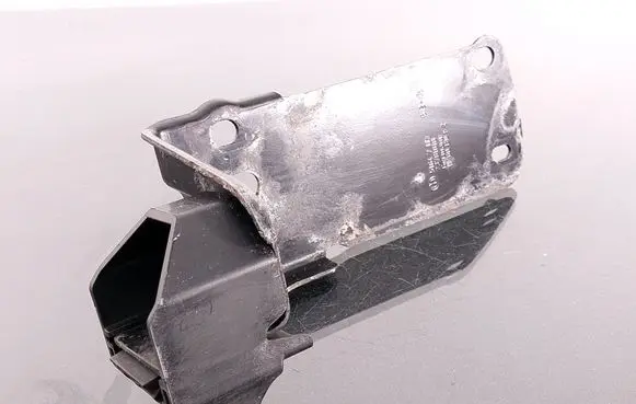 BMW 3 E90 E91 Radiator mount bracket 51647117 23781010