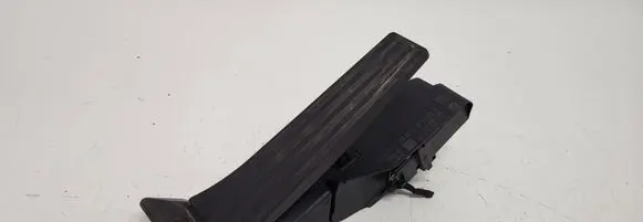 Accelerator throttle pedal