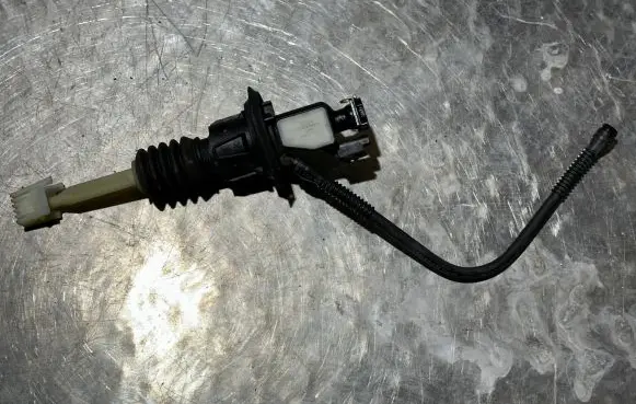 Peugeot 308 Clutch master cylinder 9809425480