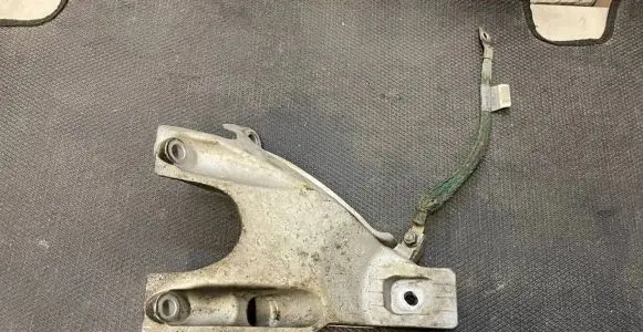 BMW 6 E63 E64 Engine mounting bracket 6770942
