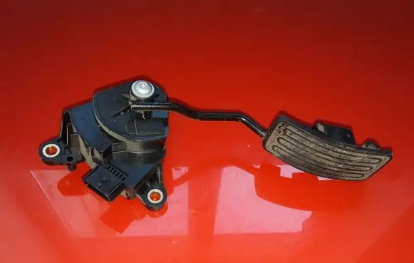 Nissan X-Trail T31 Accelerator throttle pedal 18002JG00 2697B