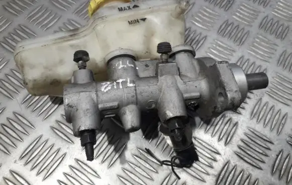 Volkswagen Golf IV Master brake cylinder 020422173