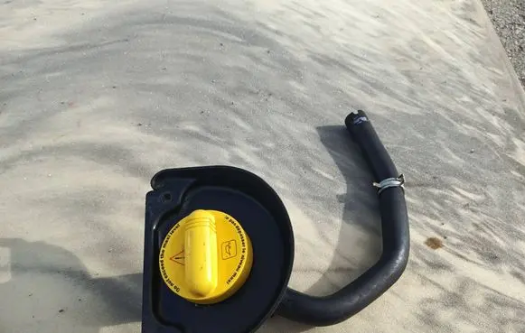 Opel Vivaro Oil filler cap 8200795333