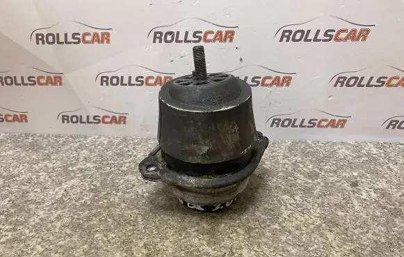 Volkswagen Touareg I Engine mount bracket 7L8199131A