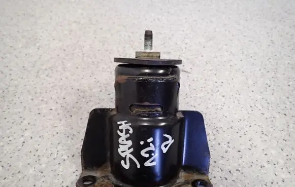 Engine mount vacuum valve