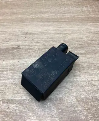 BMW 7 E38 Coolant fan relay 8391470 110187