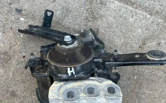 Toyota Yaris XP210 Engine mount vacuum valve 