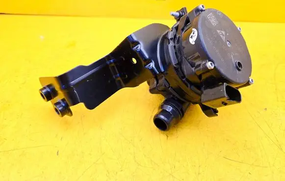 Mercedes-Benz C W205 Water pump A0005004900