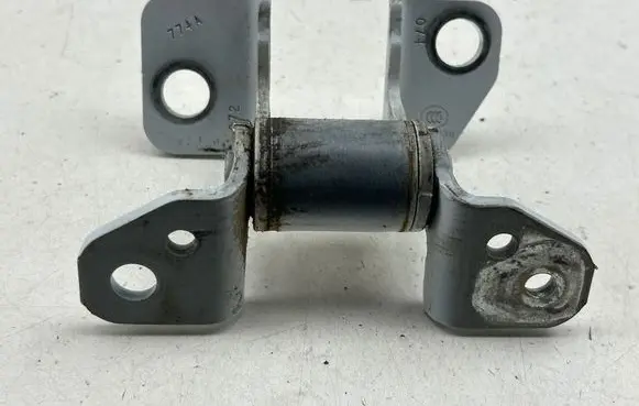 Chrysler Pacifica Front door upper hinge 1120038