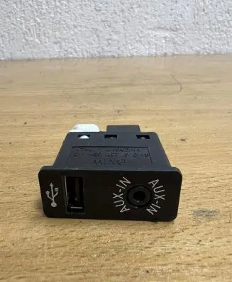 BMW 5 F10 F11 AUX in-socket connector 84109237654 D9332