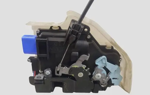 Volkswagen Golf V Front door lock