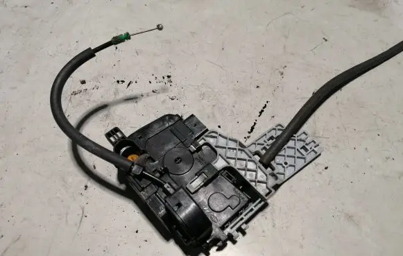 KIA Sportage Front door lock 813203U020