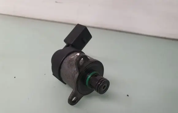 BMW 3 E90 E91 Fuel pressure regulator 7787186 13517787186