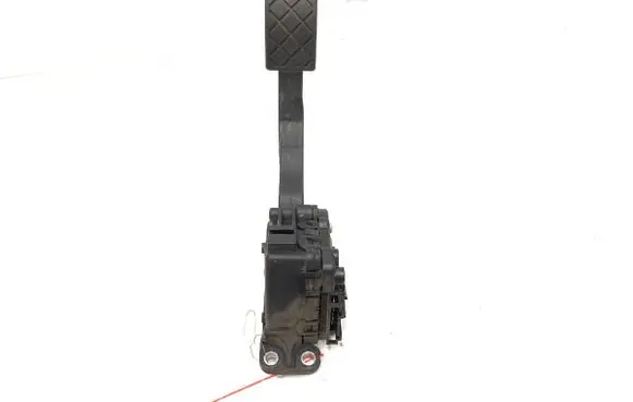 Accelerator throttle pedal